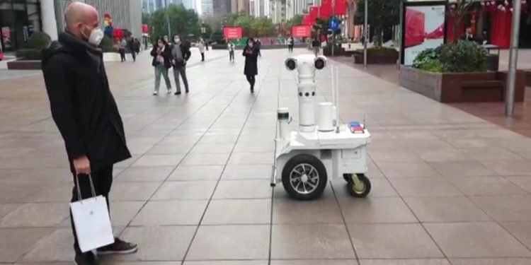 China implementa robots patrulla, delatan a quienes no llevas mascarilla