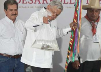 López Obrador recibe pejelagartos de regalo en Tabasco