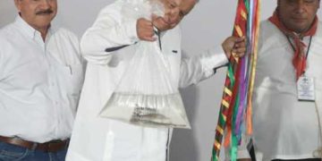 López Obrador recibe pejelagartos de regalo en Tabasco