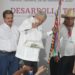 López Obrador recibe pejelagartos de regalo en Tabasco