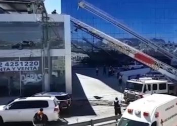 Trabajadores caen de andamio mientras limpiaban cristales; uno de ellos murió