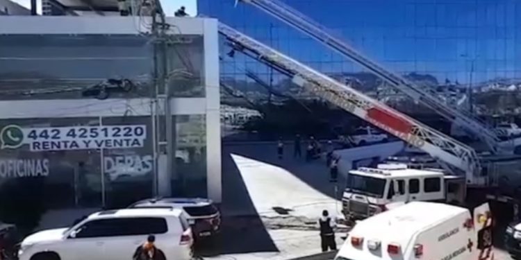 Trabajadores caen de andamio mientras limpiaban cristales; uno de ellos murió