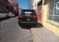 El Mijis se estaciona en línea amarilla y obstruye cochera