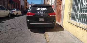 El Mijis se estaciona en línea amarilla y obstruye cochera