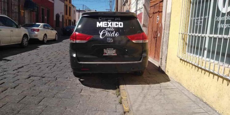 El Mijis se estaciona en línea amarilla y obstruye cochera