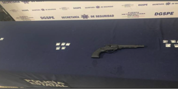 Detienen a cuatro por posesión de droga, vehículo robado y arma de fuego