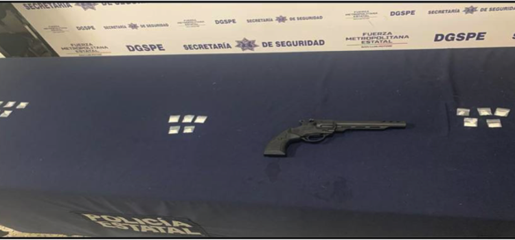 Detienen a cuatro por posesión de droga, vehículo robado y arma de fuego