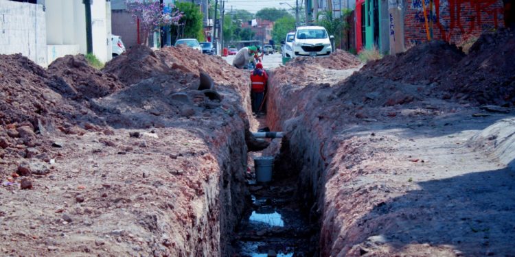 Comienza Interapas reposición de drenaje sanitario en El Mezquital