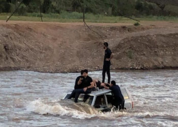 Jóvenes quedan atrapados en la corriente en Ayuné