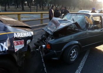 Joven ebrio choca contra patrulla y atropella a dos mujeres policías