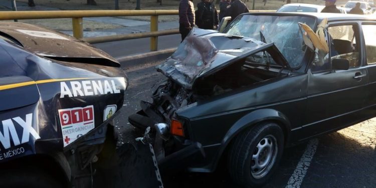 Joven ebrio choca contra patrulla y atropella a dos mujeres policías