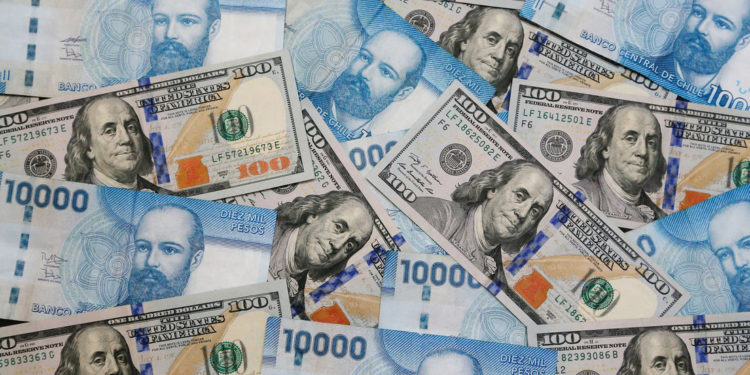 El peso chileno se desploma y alcanza un mínimo histórico