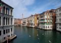 Por cuarentena, el agua de los canales de Venecia: transparente y con pees