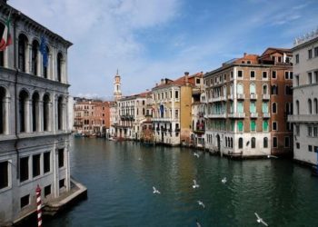 Por cuarentena, el agua de los canales de Venecia: transparente y con pees