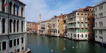 Por cuarentena, el agua de los canales de Venecia: transparente y con pees