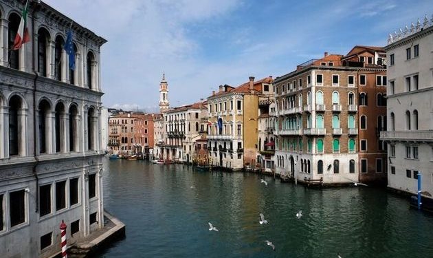 Por cuarentena, el agua de los canales de Venecia: transparente y con pees