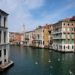 Por cuarentena, el agua de los canales de Venecia: transparente y con pees