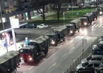Convoy traslada ataúdes de víctimas del covid-19 que Bérgamo ya no puede cremar
