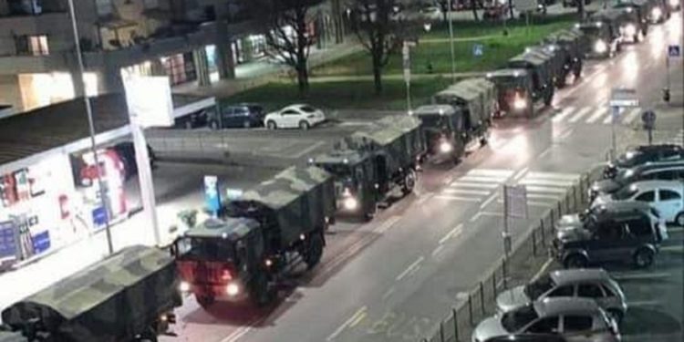 Convoy traslada ataúdes de víctimas del covid-19 que Bérgamo ya no puede cremar