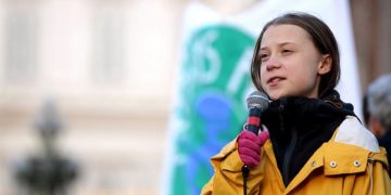 Compañía se disculpa por pegatinas machistas de Greta Thunberg