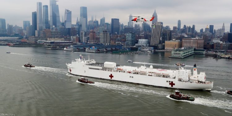 Llega buque hospital a Nueva York