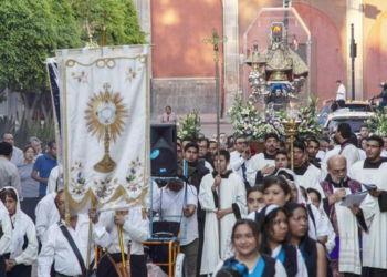 Con la Virgen del Pueblito, Queretanos hacen procesión para frenar pandemia