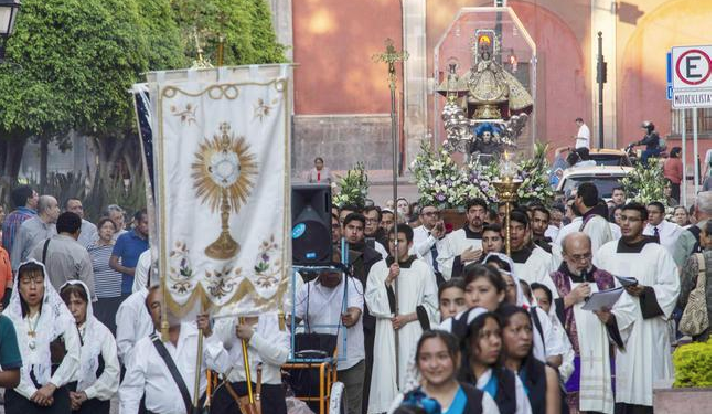 Con la Virgen del Pueblito, Queretanos hacen procesión para frenar pandemia