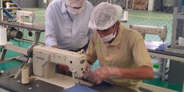 Presos hacen cubrebocas en CDMX contra el coronavirus