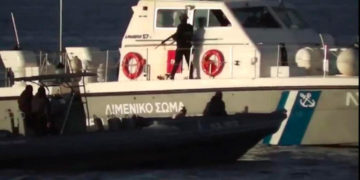 Guardacostas intentan volcar bote de refugiados, niño muere ahogado