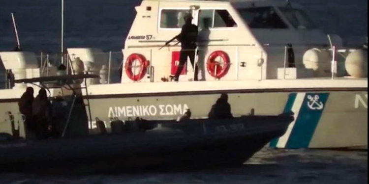 Guardacostas intentan volcar bote de refugiados, niño muere ahogado