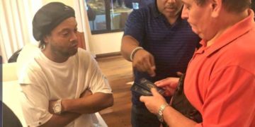 Orden de aprehensión contra Ronaldinho por falsificación de pasaporte