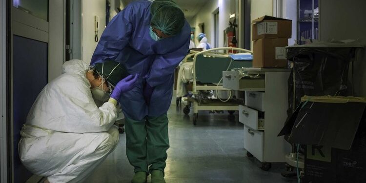 Enfermera de 34 años se suicidó en Italia; dio positivo a coronavirus