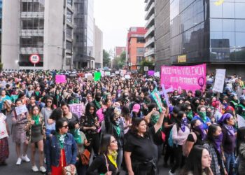 Mexicanos apoyan el paro de mujeres