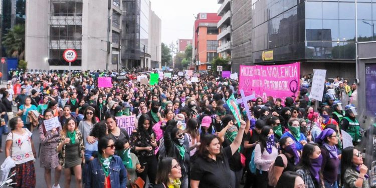 Mexicanos apoyan el paro de mujeres