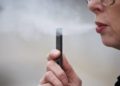 Humo de cigarro y vapeadores podrían transmitir el Covid-19