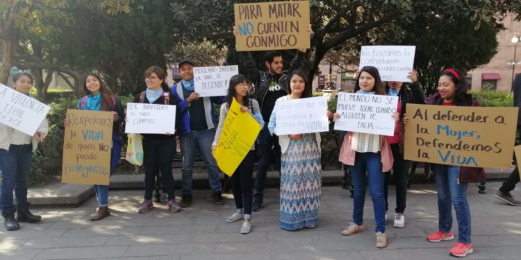Providas se manifiestan afuera del congreso