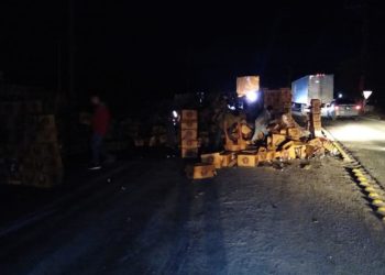 Vuelca trailer que transportaba cerveza