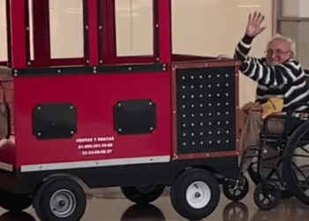 Abuelito se divierte en tren de plaza comercial