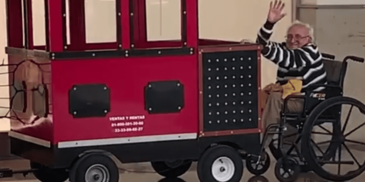 Abuelito se divierte en tren de plaza comercial