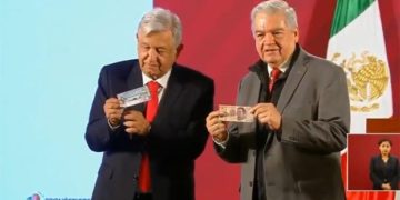 AMLO compra primer cachito para rifa de avión