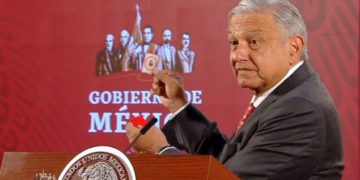 AMLO presume amuletos que recibe de sus seguidores