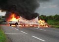 Bloquean con trailers y camiones incendiados carretera Celaya-Juventino Rosas