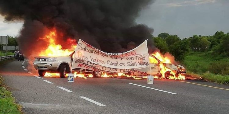 Bloquean con trailers y camiones incendiados carretera Celaya-Juventino Rosas