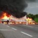 Bloquean con trailers y camiones incendiados carretera Celaya-Juventino Rosas