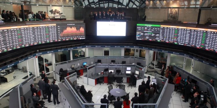 Bolsa Mexicana abre con desplome de 8.3% y suspende operaciones