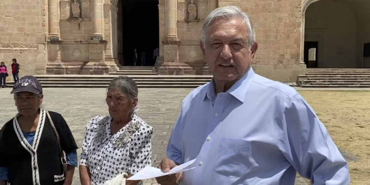 AMLO critica a Alsea por dejar a trabajadores sin sueldo por coronavirus