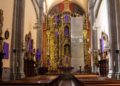 Iglesias cubren con mantos morados a vírgenes y santas para unirse al paro de mujeres