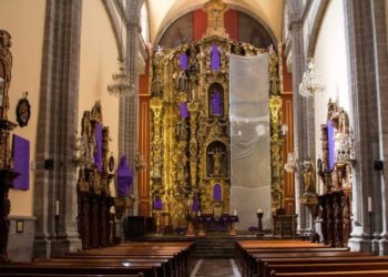 Iglesias cubren con mantos morados a vírgenes y santas para unirse al paro de mujeres
