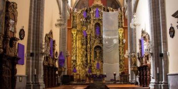 Iglesias cubren con mantos morados a vírgenes y santas para unirse al paro de mujeres
