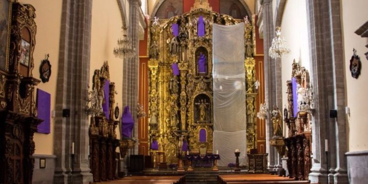 Iglesias cubren con mantos morados a vírgenes y santas para unirse al paro de mujeres